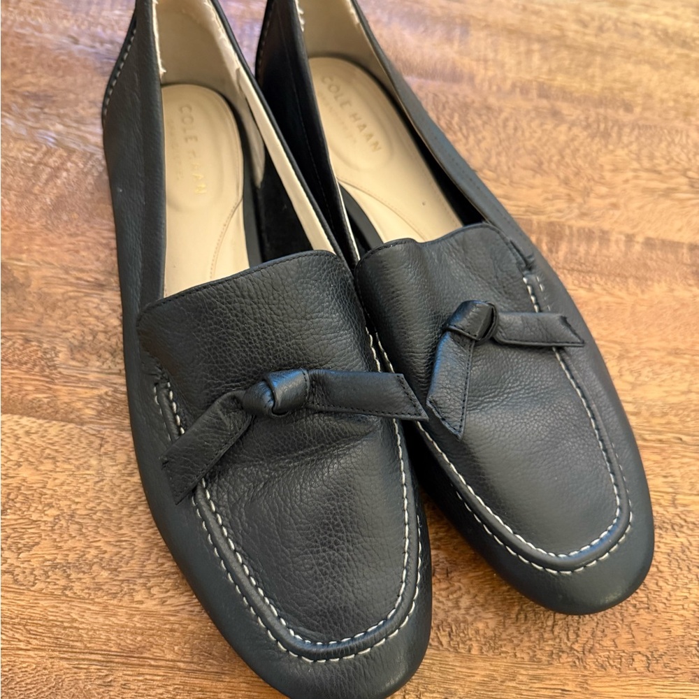 NWOT Cole Haan Black Leather Loafers with bow details rubber comfort soles